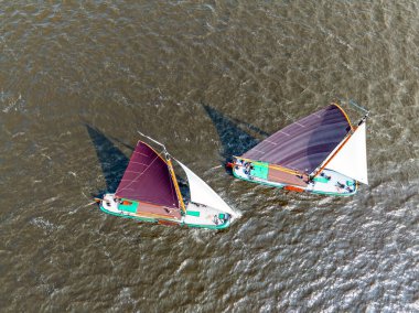 Hollanda 'da IJsselmeer' de seyreden antik ahşap gemilerden havadan çekilen görüntüler.
