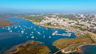 Algarve Portekiz 'in tarihi Alvor kasabasından havadan.