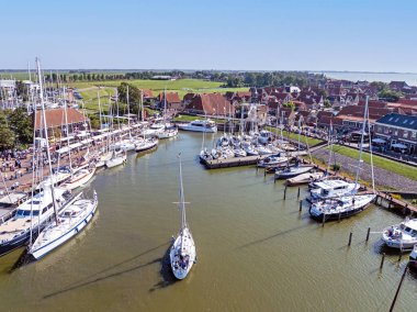 Hollanda 'daki IJsselmeer' deki Hindeloopen liman ve tarihi köyünden havadan.