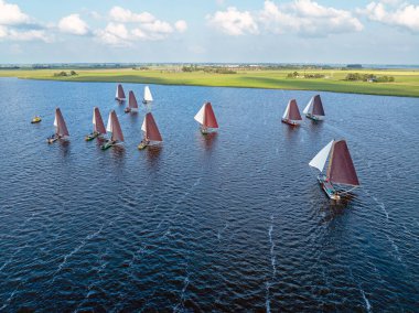 Hollanda, Friesland 'daki Heegermeer' deki bir yarışmadan kalma hava aracı.