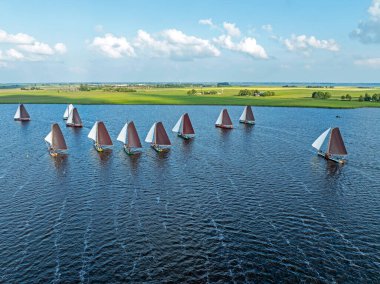 Hollanda, Friesland 'daki Heegermeer' deki geleneksel skutsjessilen 'den gelen hava.