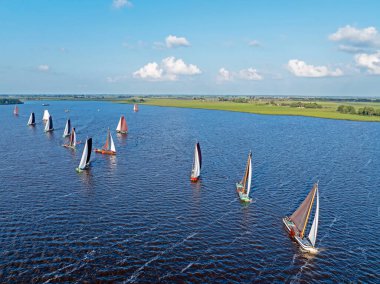 Hollanda, Friesland 'daki Heegermeer' deki bir yarışmadan kalma hava aracı. 