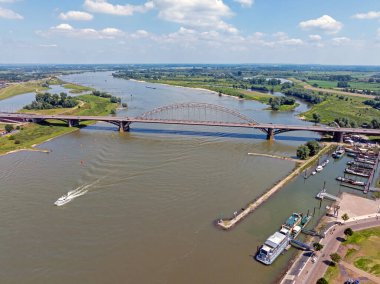 Hollanda 'daki Nijmegen yakınlarındaki Waal Köprüsü' nden havadan.
