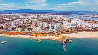 Portekiz 'in Algarve kentindeki Portimao şehrinden havadan.