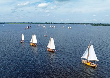Hollanda, Friesland 'daki Heegermeer' de eski ahşap gemilerle yelken açan amiralden gelen hava aracı.