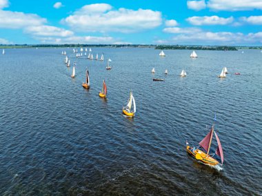 Hollanda, Friesland 'daki Heegermeer' de eski ahşap gemilerle yelken açan amiralden kalma hava aracı.