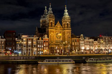 Hollanda 'daki St. Nicolas Kilisesi ile Amsterdam' dan şehir manzarası