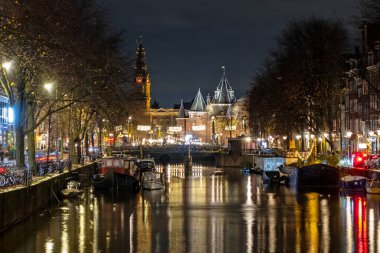 Hollanda 'da gece vakti Nieuwmarkt üzerindeki tarihi bina Waag