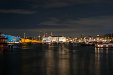 Hollanda 'daki denizcilik müzesiyle geceleyin Amsterdam