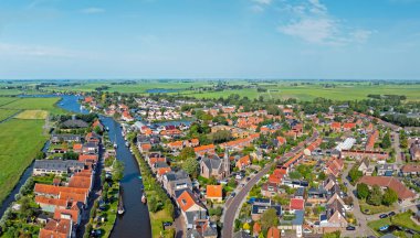 Friesland 'daki küçük bir köyden havadan manzara. Hollanda' dan.