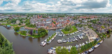 Hollanda 'nın tarihi Leerdam kasabasından hava manzarası