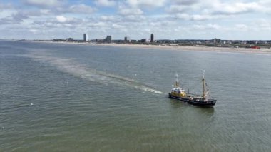 Hollanda 'nın Zandvoort kıyısındaki Kuzey Denizi' nde bir balıkçı teknesinden havadan.