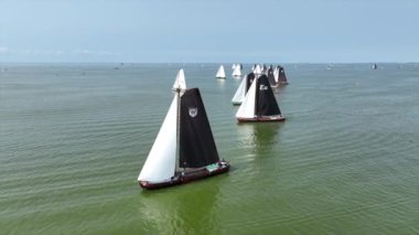 Hollanda, Friesland 'deki IJsselmeer Gölü üzerindeki skutsjessilen' den havadan.