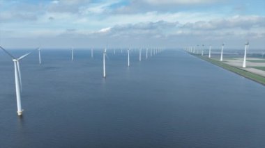 Hollanda 'daki IJsselmeer' deki rüzgâr türbinlerinin havası.