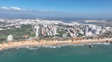 Praia da Rocha 'dan ve Portekiz' in Algarve Avrupa bölgesindeki Portimao kentinden havacılık