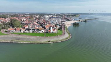 Hollanda 'daki IJsselmeer' deki tarihi Urk köyünden gelen hava aracı.