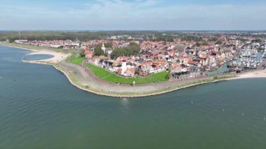 Hollanda 'daki IJsselmeer' deki tarihi Urk köyünden gelen hava aracı.