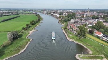Hollanda 'daki Zutphen yakınlarındaki IJssel nehrinden havadan.