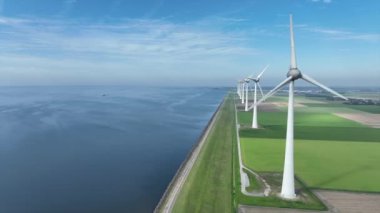 Hollanda 'daki IJsselmeer' deki rüzgâr türbinlerinin havası.