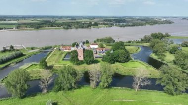 Hollanda 'daki Woudrichem yakınlarındaki Loevestein kalesinden havadan.