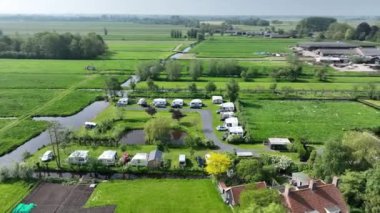 Hollanda kırsalındaki bir kamptan havadan.