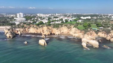 Algarve Portekiz 'de Alvor yakınlarındaki Praia Tres Irmaos' tan havacılık