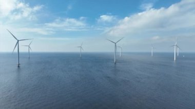 Hollanda 'daki IJsselmeer' deki rüzgâr türbinlerinin havası.