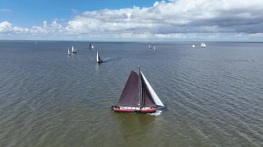 Hollanda, Friesland 'deki IJsselmeer' deki yarışmadan kalma hava aracı.