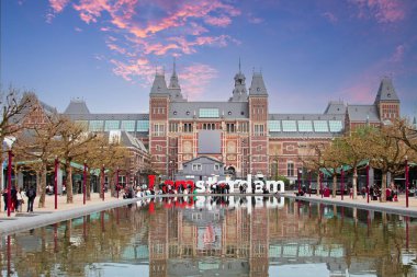 Gün batımında Hollanda, Amsterdam 'daki Rijksmuseum' a bakın.