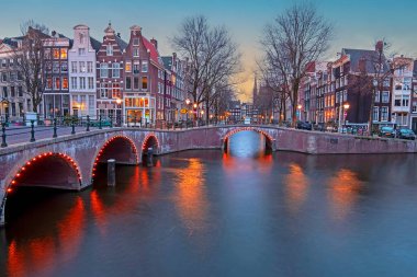 Amsterdam 'dan şehir manzarası Hollanda' daki Keizersgracht 'ta gün batımında