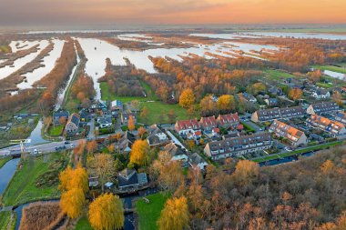 Hollanda 'daki Ankeveense Plassen Ankeveen' den günbatımında havadan.