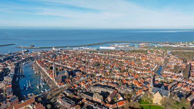 Hollanda, Friesland 'daki tarihi Harlingen kasabasından bir hava aracı.
