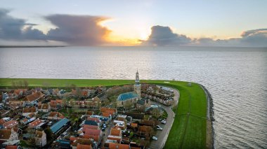 Hollanda 'nın IJsselmeer kentindeki tarihi Hindeloopen kasabasından gelen hava aracı.
