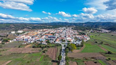 Portekiz 'in tarihi Aljezur kasabasından havadan.