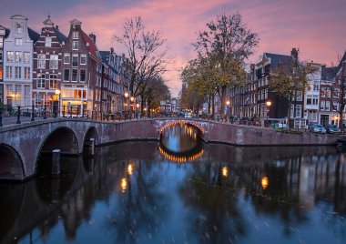 Hollanda, Amsterdam 'daki Keizersgracht' ta güzel bir gün batımı.