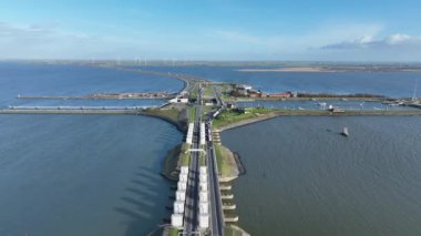 Hollanda 'daki Kornwerderzand kanallarında bulunan A7 karayolundan gelen hava aracı.