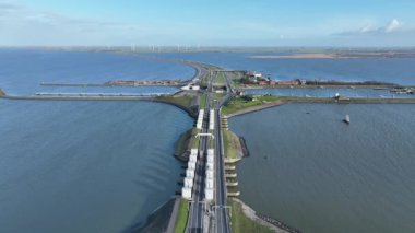 Hollanda 'daki Kornwerderzand kanallarında bulunan A7 karayolundan gelen hava aracı.