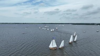 Hollanda, Friesland 'daki Heegermeer' de eski ahşap gemilerle yelken açan amiralden gelen hava aracı.
