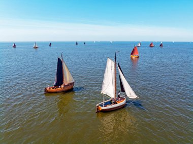 Hollanda, Friesland 'daki IJsselmeer' deki eski ahşap gemilerden gelen hava aracı.
