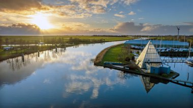 Hollanda 'daki Friesland' daki Johan Friso Kanalı 'nda güzel bir günbatımı.