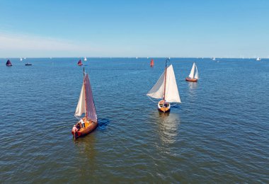 Hollanda 'daki IJsselmeer' de seyir yapan eski ahşap yelkenli teknelerin havası.