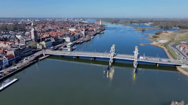 Geleneksel şehir Kampen 'den Hollanda' daki IJssel nehrinin ikonik köprüsüne giden hava aracı.