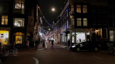 Hollanda 'da Noel zamanı geceleyin Amsterdam şehri.