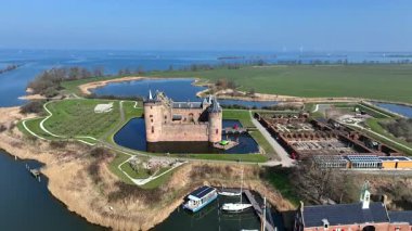 Hollanda 'daki IJsselmeer' deki Muiderslot şatosundan havadan.
