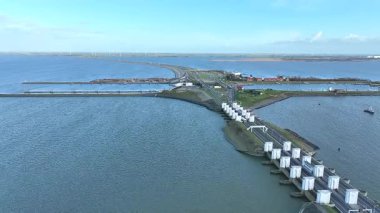 Hollanda 'daki Afsluitdijk' te Kornwerderzand 'daki Lorentz kanallarından havadan.