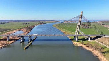 Hollanda 'nın Kampen kenti yakınlarındaki IJssel nehrindeki Eiland Köprüsü' nden kalkan hava aracı.