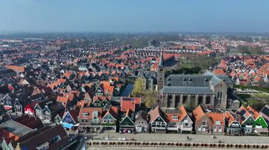 Hollanda 'daki Vincentius kilisesi ile geleneksel Volendam şehrinden gelen hava aracı.