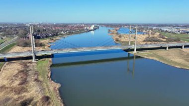 Hollanda 'daki IJssel nehrinin karşısındaki Kampen kenti yakınlarındaki Molen köprüsünden gelen hava aracı.