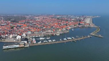 Hollanda 'nın geleneksel Volendam kentinden havadan.