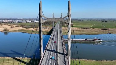 Hollanda 'daki IJssel nehrinin karşısındaki Kampen kenti yakınlarındaki Molen köprüsünden gelen hava aracı.